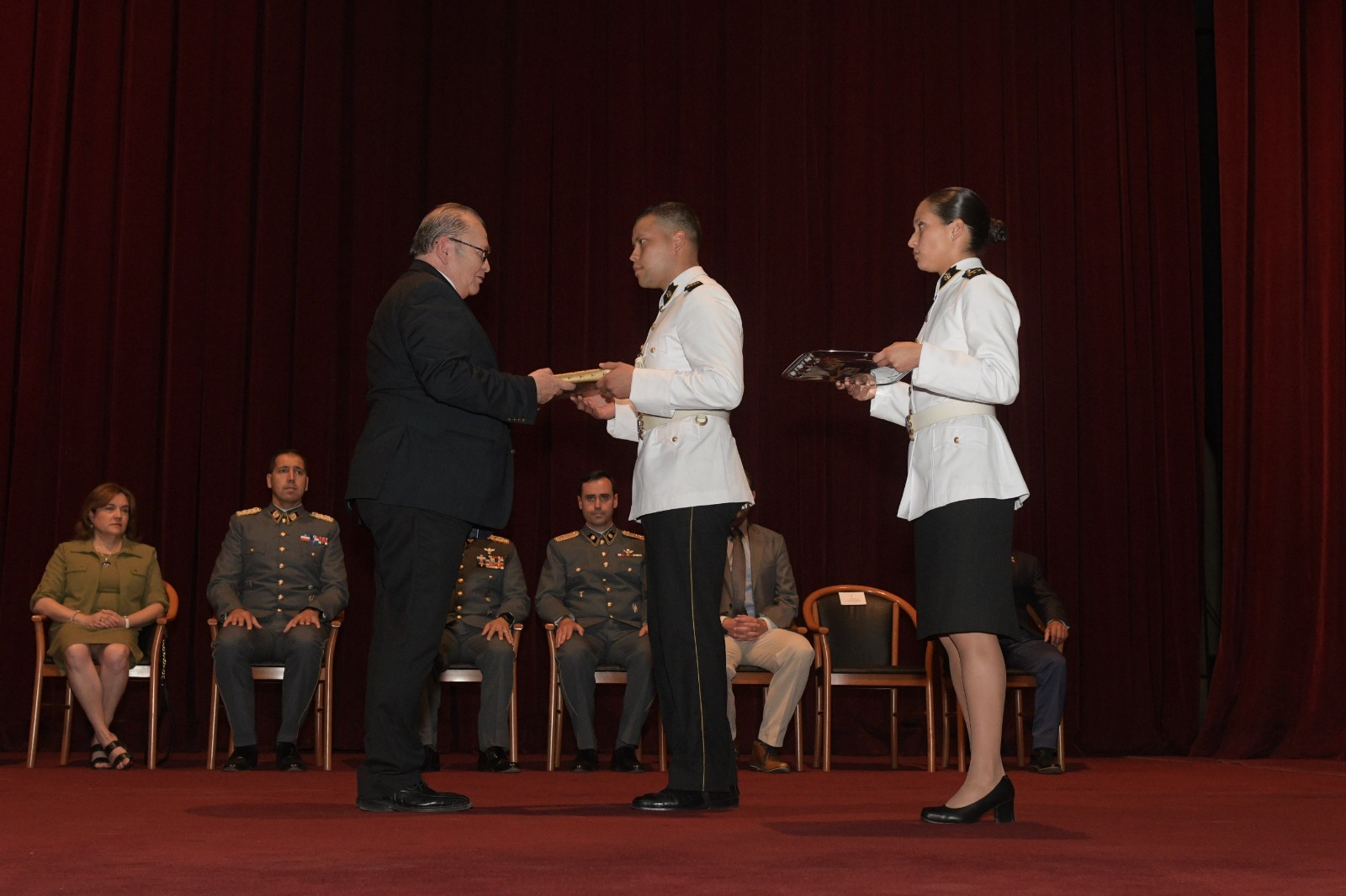 Cien Águilas premia a la primera antigüedad de egresados de la Escuela Militar