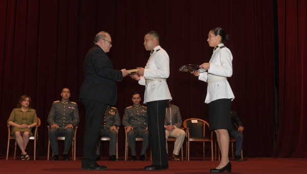 Cien Águilas premia a la primera antigüedad de egresados de la Escuela Militar