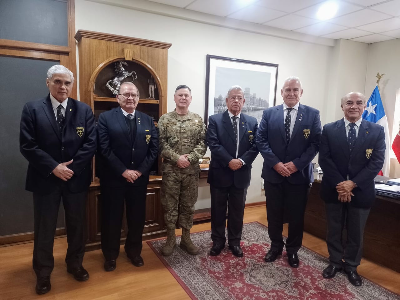 Cien Águilas estrecha lazos con la Guarnición General del Ejército Región Metropolitana